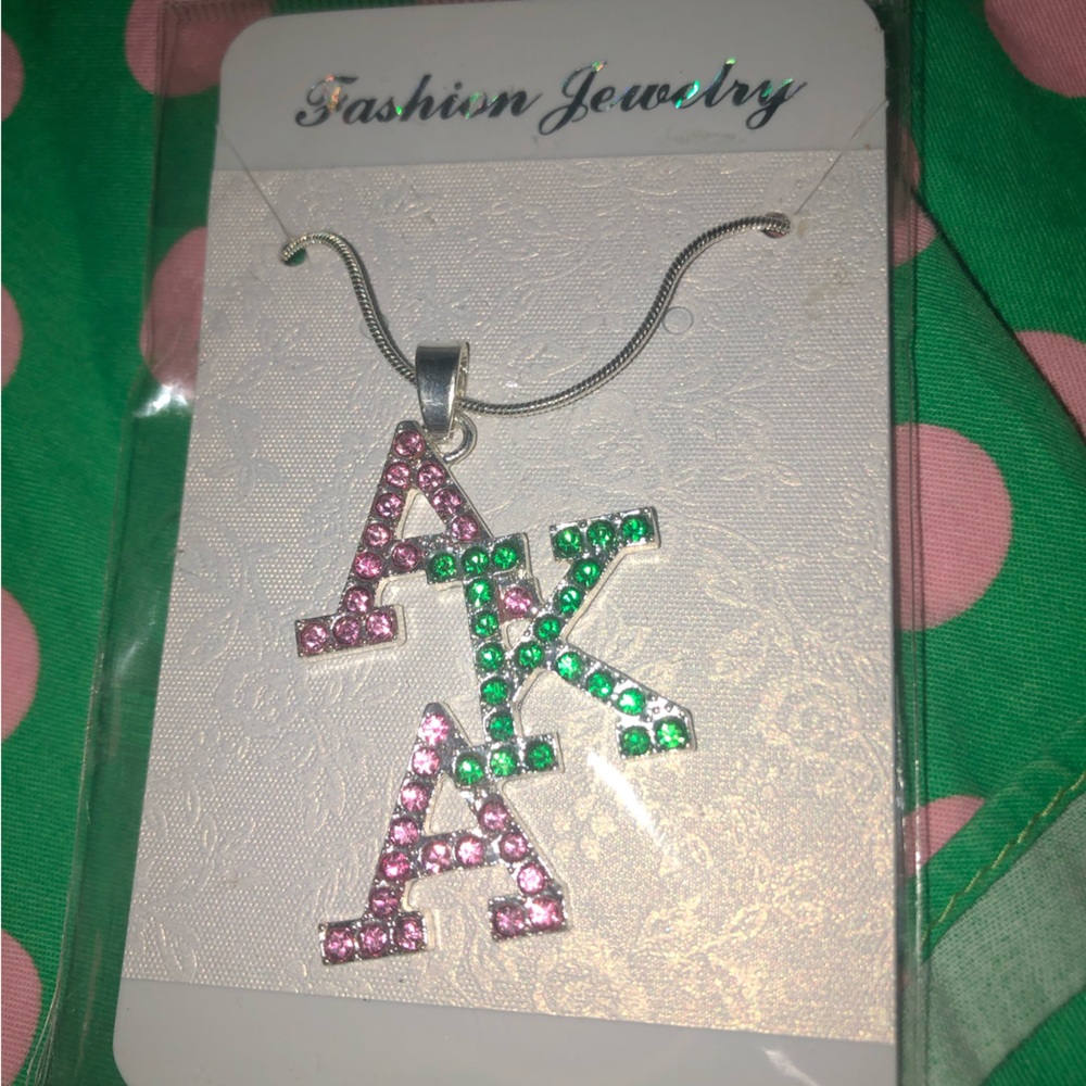 💗💚NWOT Silver chain AKA necklace💗💚Free Pearl like earrings w/purchase